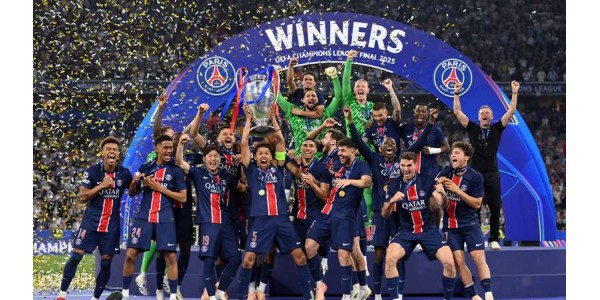 De naam van Paris Saint-Germain staat gegraveerd op de Champions League-trofee De naam van Paris Saint-Germain staat gegraveerd op de Champions League-trofee